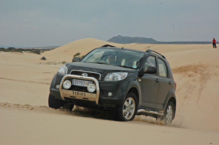 Comparison - Toyota RAV4 Limited 2016 - vs - Daihatsu 